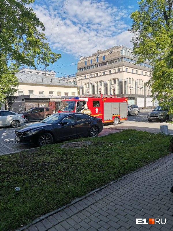 Возле диспансера наготове дежурила пожарная машина Возле диспансера наготове дежурила пожарная машина