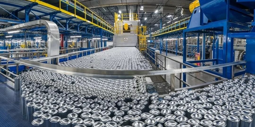 Предприятие выпускает 35 алюминиевых банок в секунду Предприятие выпускает 35 алюминиевых банок в секунду