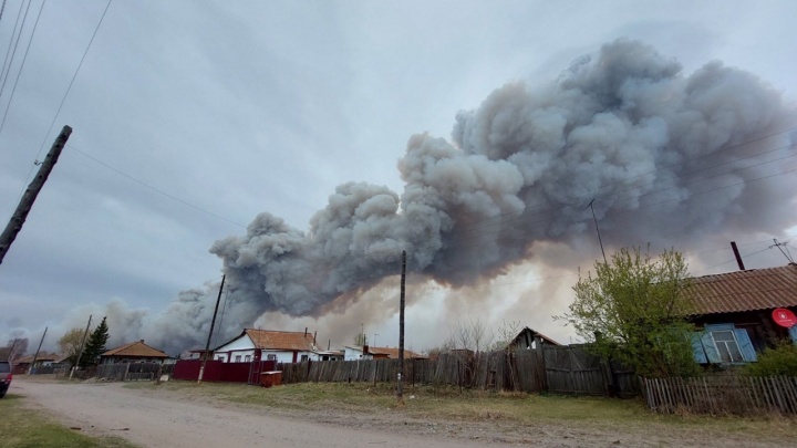 Пожар от пала травы подобрался к селу под Минусинском. Жителей готовят к эвакуации