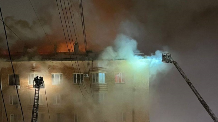 Видео: в Москве полыхает крыша многоэтажки. Громадный пожар тушат с помощью вертолета