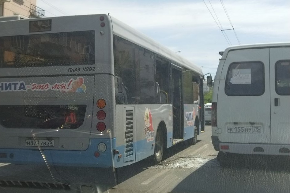 Пострадавший от наезда на люк муниципальный автобус отремонтируют в Чите