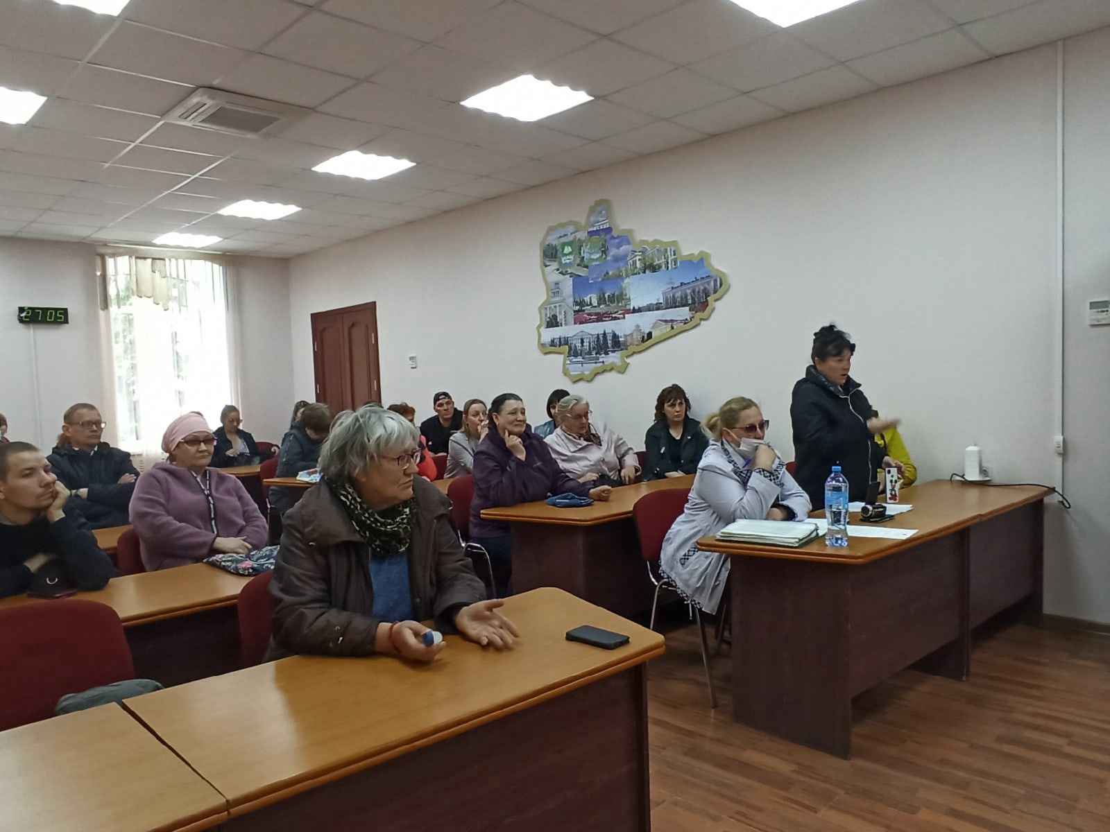 На встречу с властями пришло множество жильцов общежития На встречу с властями пришло множество жильцов общежития