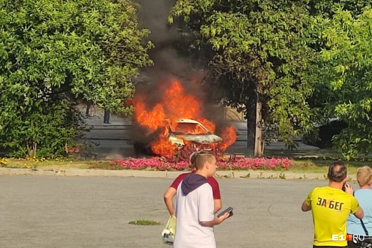 «Бампер капал на асфальт»: очевидцы в деталях рассказали, как в Екатеринбурге посреди улицы вспыхнуло такси. Видео