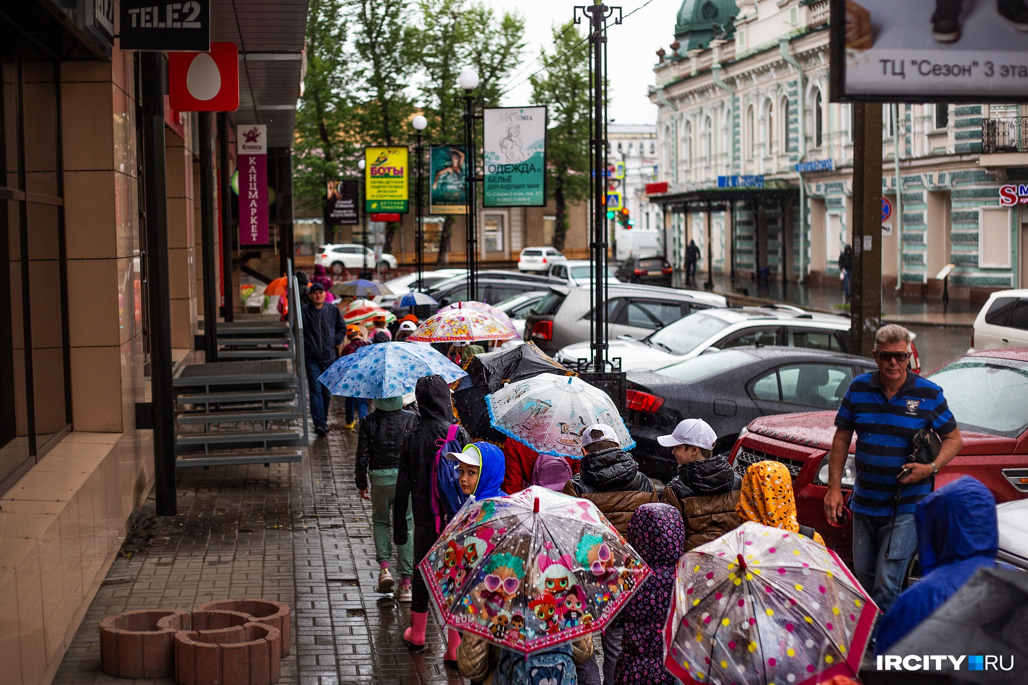 Стайки детей под разноцветными зонтами