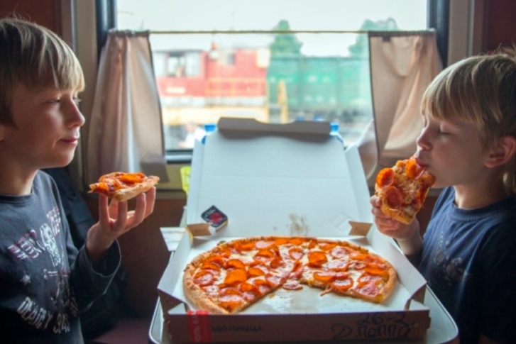 Теперь пиццу или другие готовые блюда из ресторанов можно заказать прямо в поезд