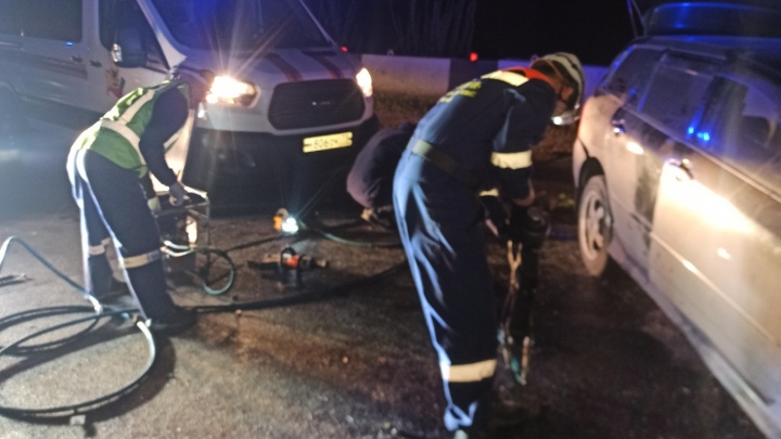 Спасателям пришлось резать авто, чтобы вытащить двух человек из машины, попавшей в ДТП в Чите