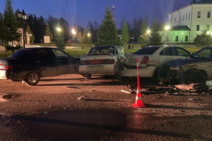 Такие последствия массового ДТП оставил после себя водитель на иномарке Такие последствия массового ДТП оставил после себя водитель на иномарке