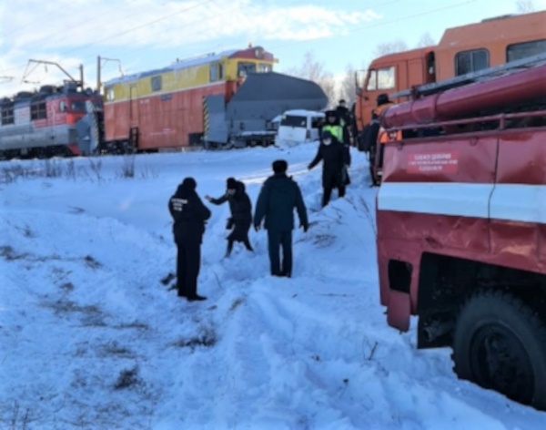 На попавшей под снегоуборочный поезд машине на Алтае ехала учительница с учениками