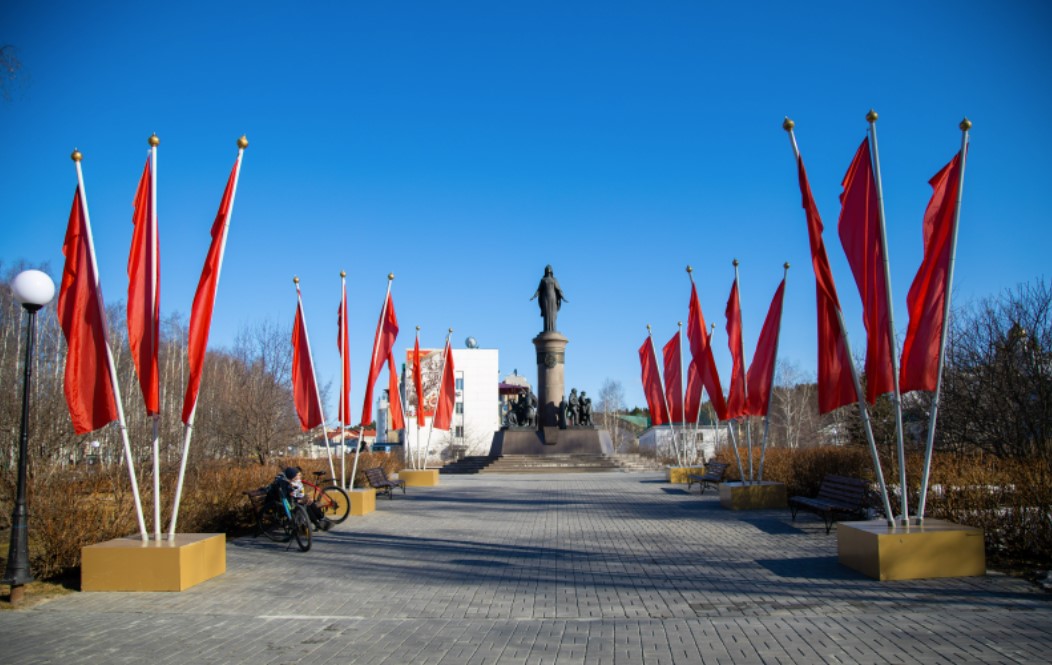 В Ханты-Мансийске провели механизированную и ручную уборку тротуаров и чаш фонтанов в парках и на площадях, очистили Аллею Славы и памятники в Парке Победы
