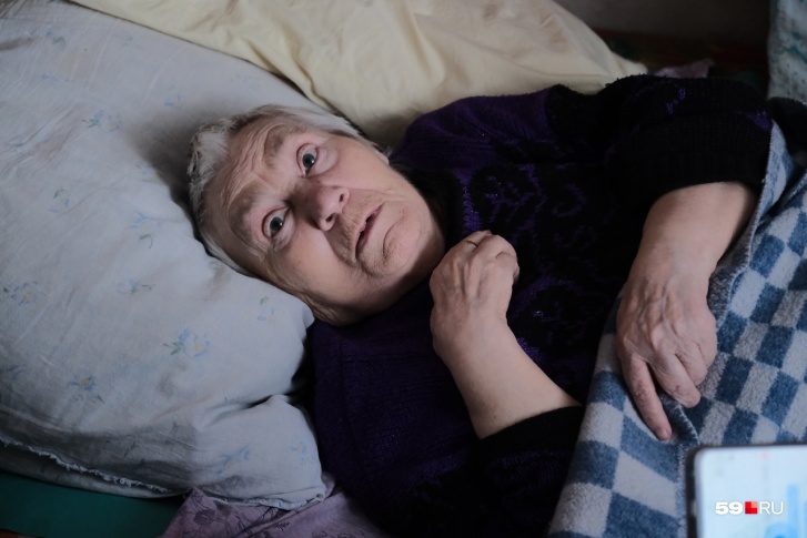<nobr class="_">82-летняя</nobr> Капитолина Лузянина — мать погибшего мужчины. Пенсионерка прикована к кровати, очень плохо ходит и нуждается в круглосуточном уходе