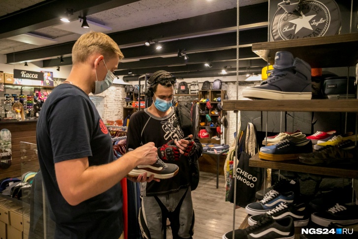 Сетевые магазины уже подняли цены на одежду, но некоторые предприниматели пока это сдерживают и выжидают, что будет дальше