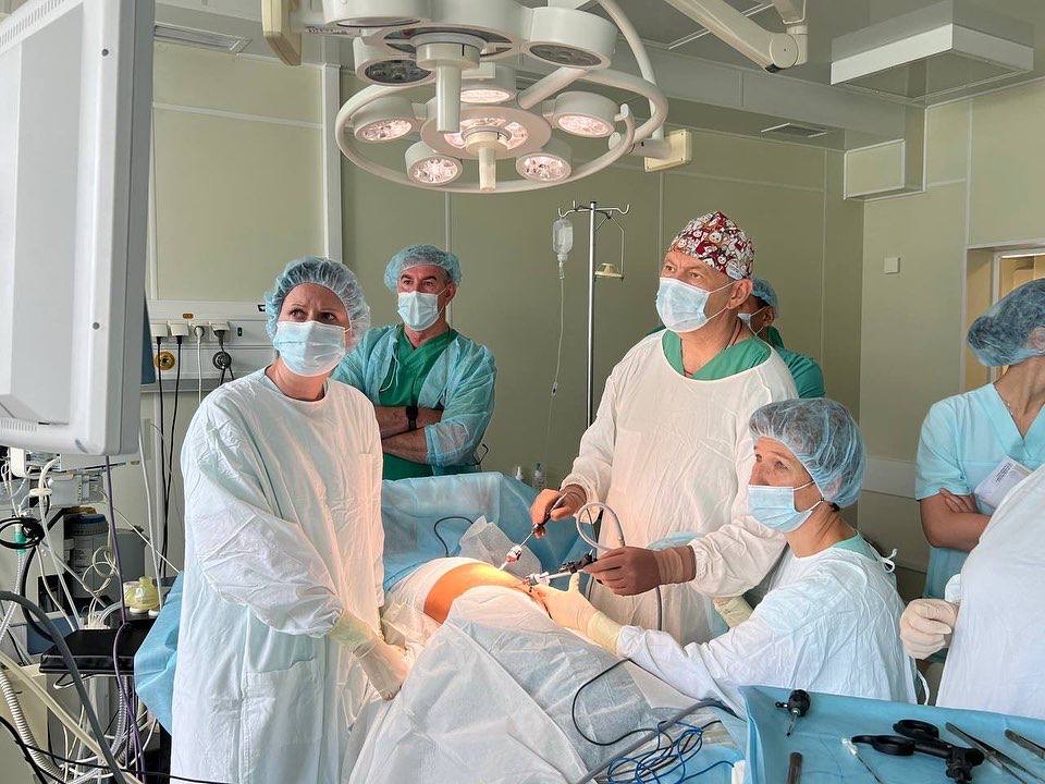 Хирург Юрий Козлов провел редчайшую в мире операцию 10-летней девочке