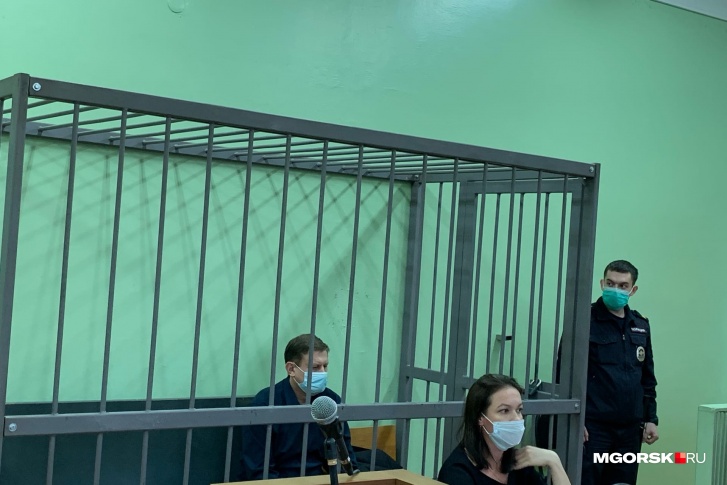 Валерий Измалков в суде выглядел подавленным, в сторону журналистов голову ни разу не повернул