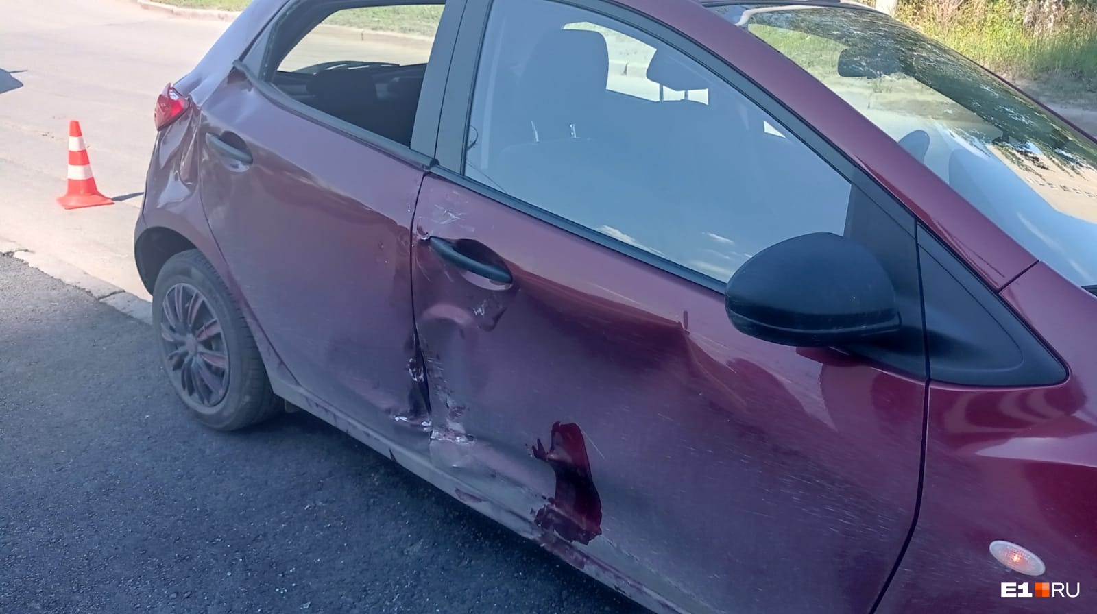 Удар пришелся в правый бок Mazda Удар пришелся в правый бок Mazda