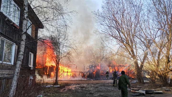 В центре Архангельска виден столб дыма: что горит