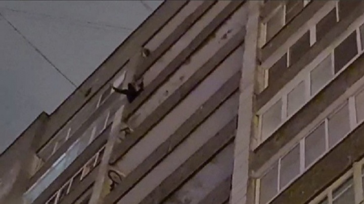В Перми спасли мужчину, повисшего за ограждением 12-го этажа