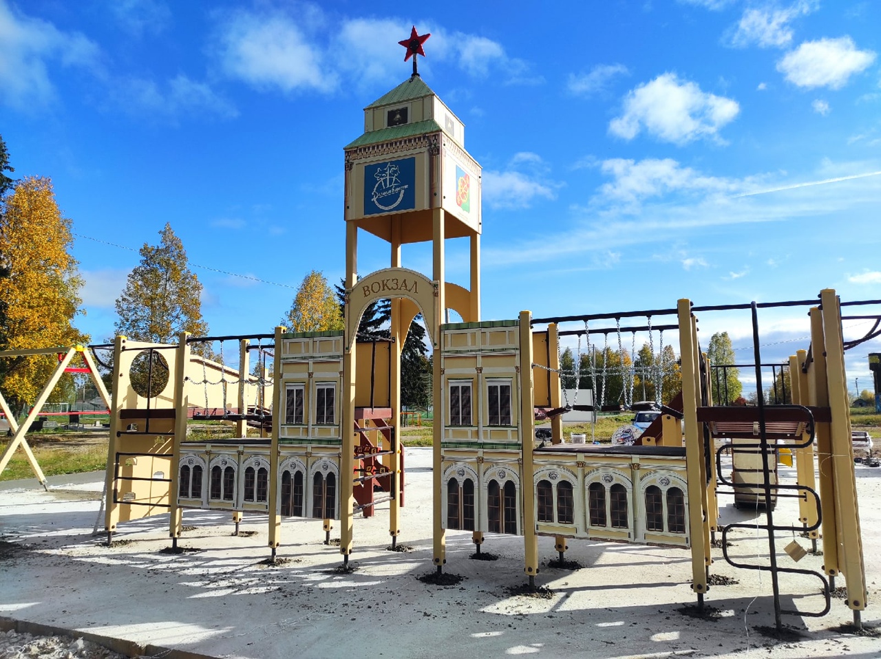 Спортивно-игровой комплекс для игр установили в городском парке Спортивно-игровой комплекс для игр установили в городском парке