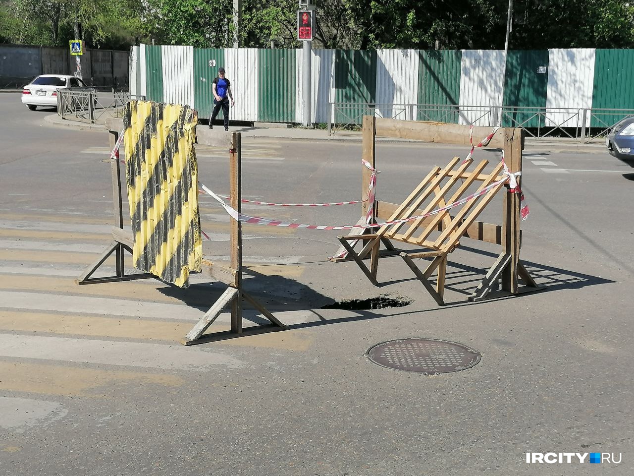 Асфальт провалился на переходе на улице Пискунова в Иркутске