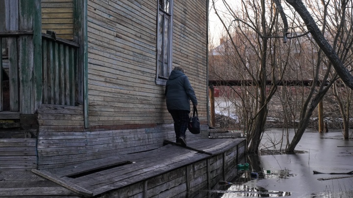 Заходят в дом по цоколю: из-за воды жители Гидролизного с трудом попадают в квартиры