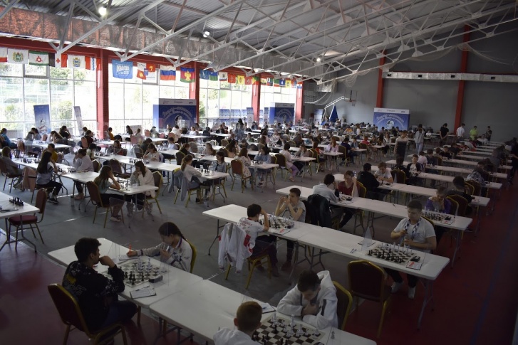 Девочка приехала на турнир по шахматам из Саратовской области