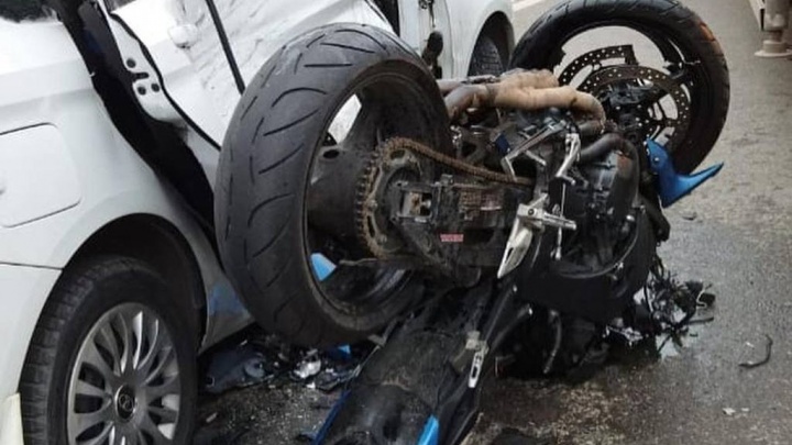 В Краснодаре машина повернула через две сплошные и сбила мотоциклиста. Он погиб