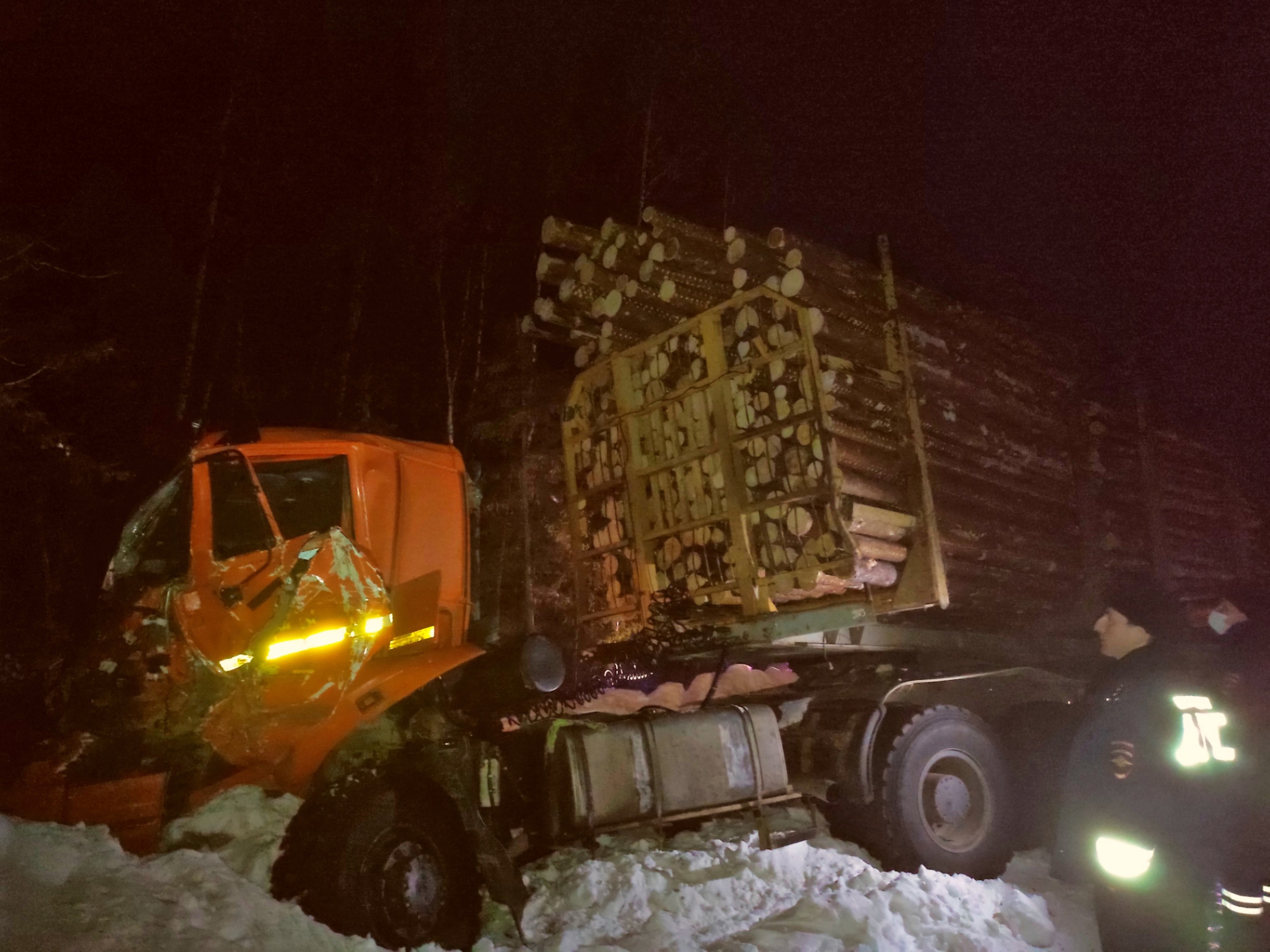 На Урале столкнулись два грузовика. Груженный древесиной КАМАЗ улетел в кювет