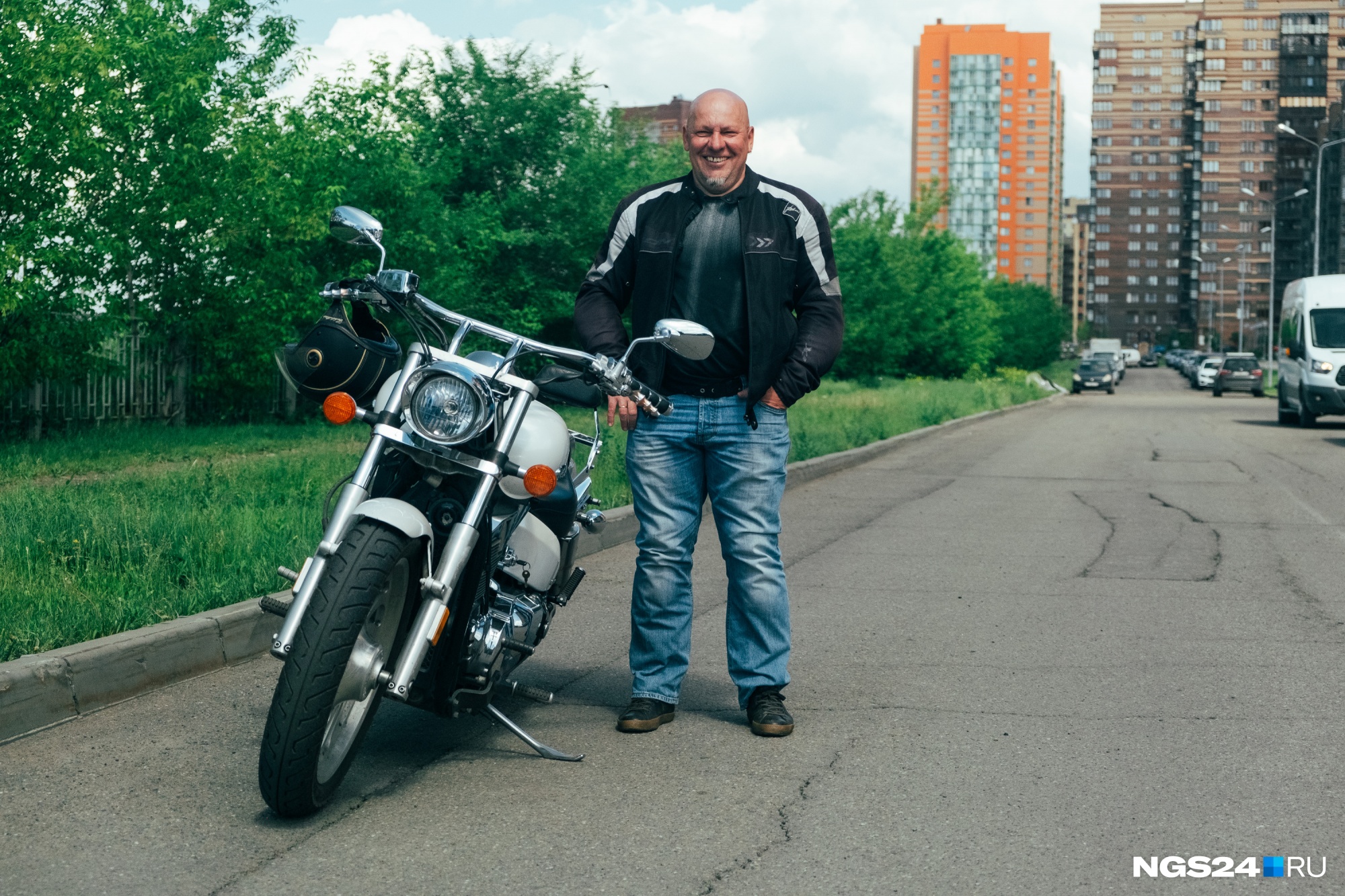 По городу Андрей ездит на эффектном белом мотоцикле-чоппере По городу Андрей ездит на эффектном белом мотоцикле-чоппере