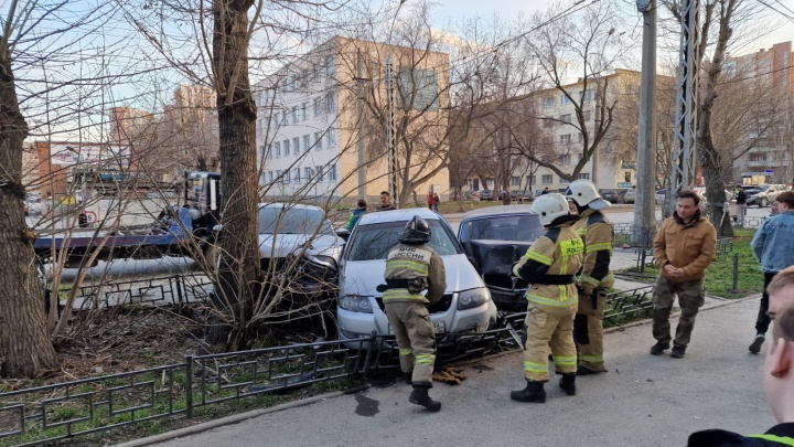 «Три машины — на газоне, еще две — на проезжей части»: в Екатеринбурге произошло массовое ДТП
