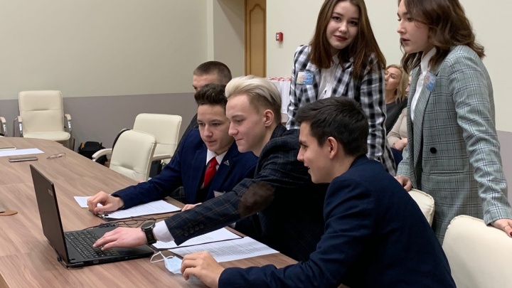 Депутаты краевого Заксобрания провели парламентские уроки в школах 30 муниципалитетов