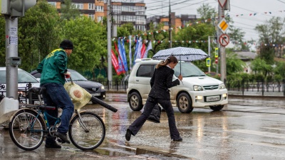 Пусть бегут неуклюже пешеходы по лужам: как иркутяне преодолевают город в дождь