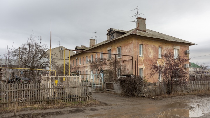 Многоквартирный дом на окраине Волгограда оставили годами тонуть в потоке фекалий