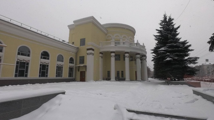 В Новокузнецке вновь не отремонтируют в срок бывший кинотеатр «Коммунар»