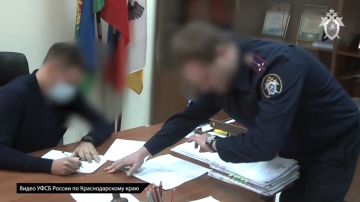 Два сотрудника мэрии Краснодара попались на взятке: видео задержания