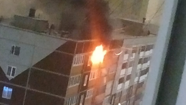 Человек выпрыгнул с балкона и погиб: на Юго-Западе вспыхнул пожар в квартире 12-этажки