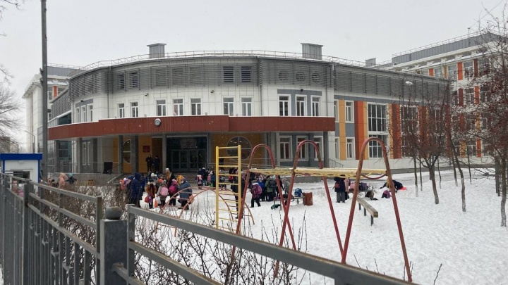 Тюменские школы за ночь проверили на наличие взрывных устройств после волны эвакуаций