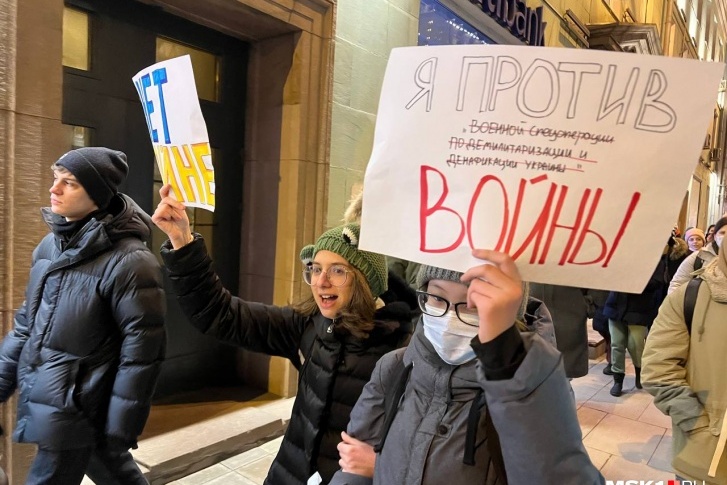 Люди выходили на улицы с плакатами в разных уголках России