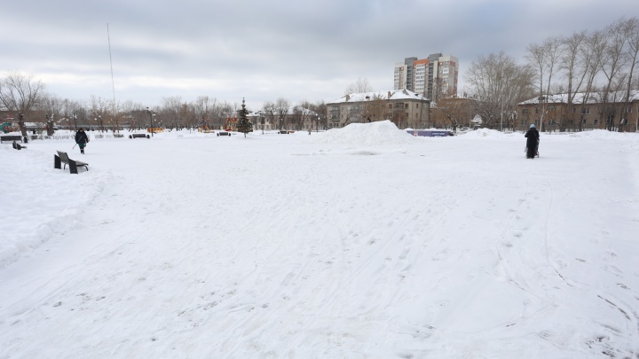 «Зима еще в разгаре»: челябинцев возмутил демонтаж ледового городка в середине февраля