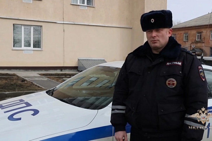 Родители подростка поблагодарили сотрудника ГИБДД Владимира Будакова Родители подростка поблагодарили сотрудника ГИБДД Владимира Будакова