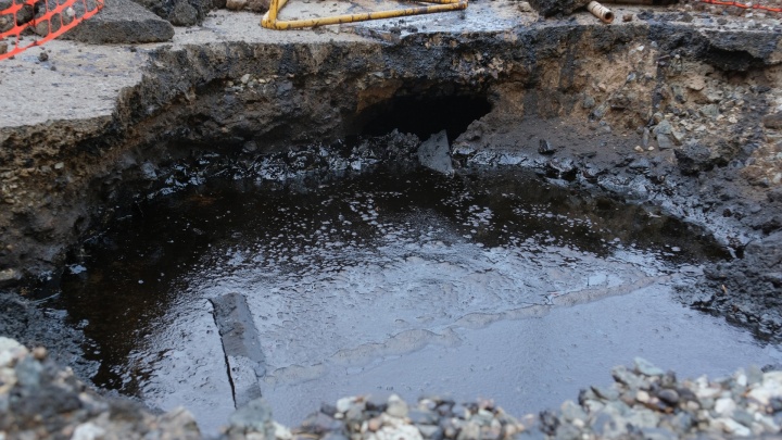 Суд обязал администрацию устранить разлив нефтепродуктов во дворе дома в центре Перми