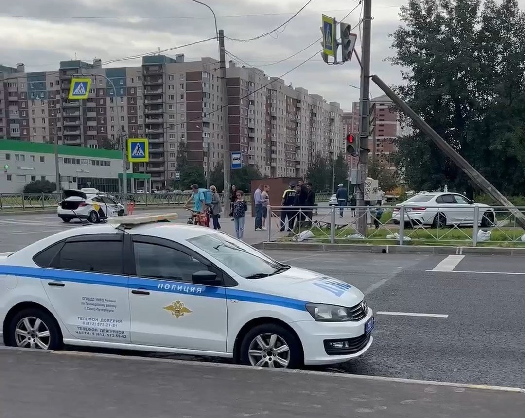 Кольцо на перекрестке Софийской и Колпинского всё утро тормозил  «перевертыш» | 22.08.2022 | Санкт-Петербург - БезФормата