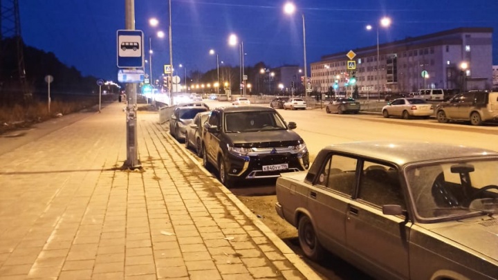В Краснолесье автохамы захватили автобусные остановки: бесполезны даже рейды автоинспекторов