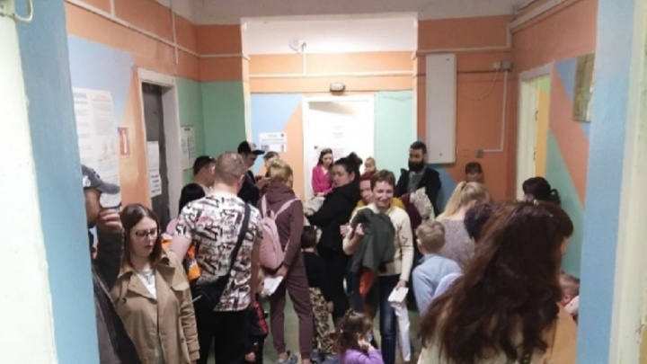 «Простояли с ребенком два часа»: ярославна пожаловалась на огромную очередь в детской поликлинике