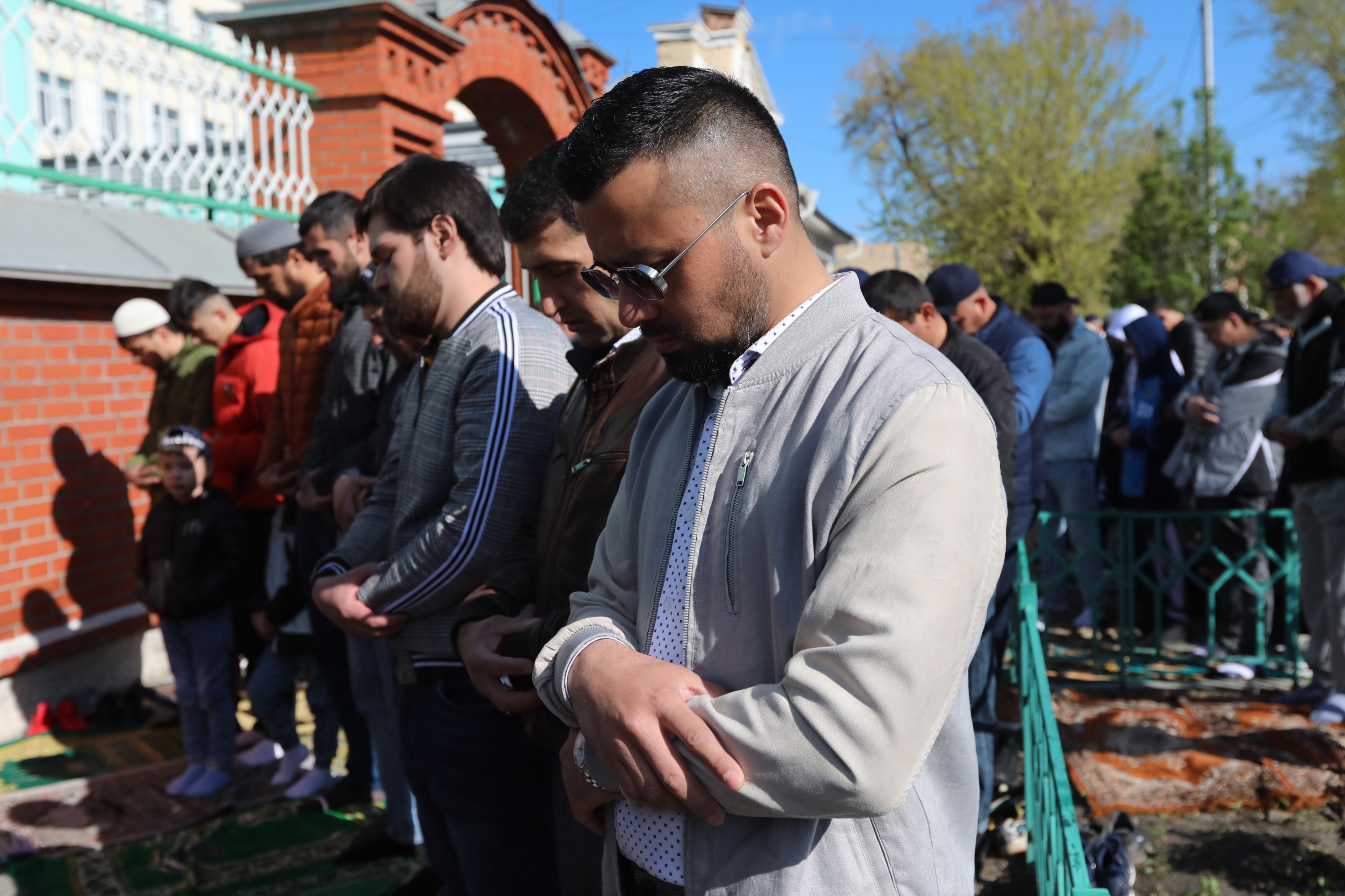 На молитву в мечеть приходят мужчины