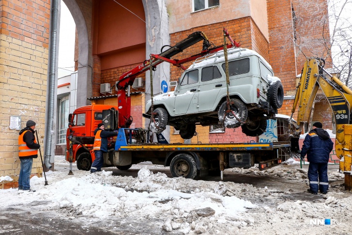 На городских улицах немало автомобилей, мешающих качественно убирать снег