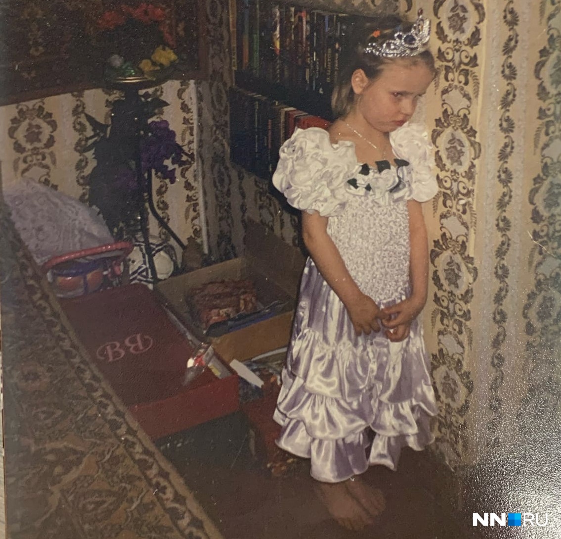 Фотография с семейного праздника. Как вспоминает Людмила, на фото «попалось» Дашино недовольство. Девочку расстроили ее туфельки. Она не хотела их надевать