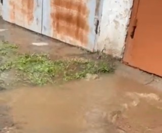 Вода начала топить гаражный кооператив на Богомягкова в Чите