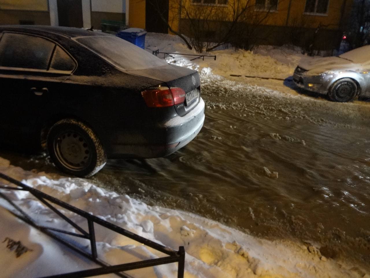 Прорыв трубы на Белградской в Петербурге частично утопил машины в морозный день
