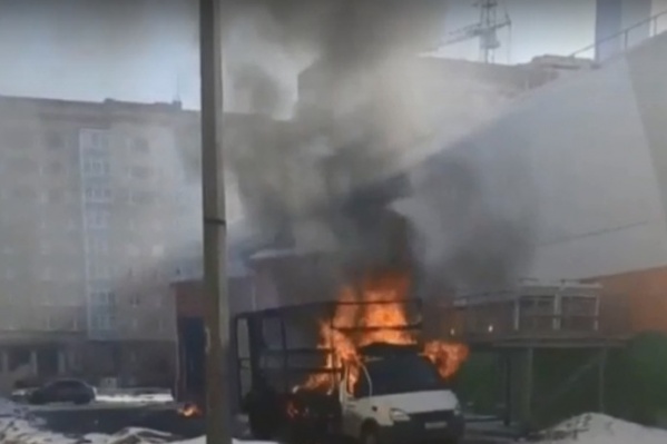 в северодвинске сгорел мерседес в северодвинске сгорел мерседес