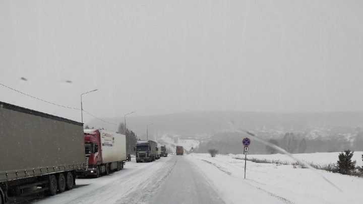 «Снег идет, буксуем»: из-за метели на трассе М-5 в Челябинской области машины встали в пробку