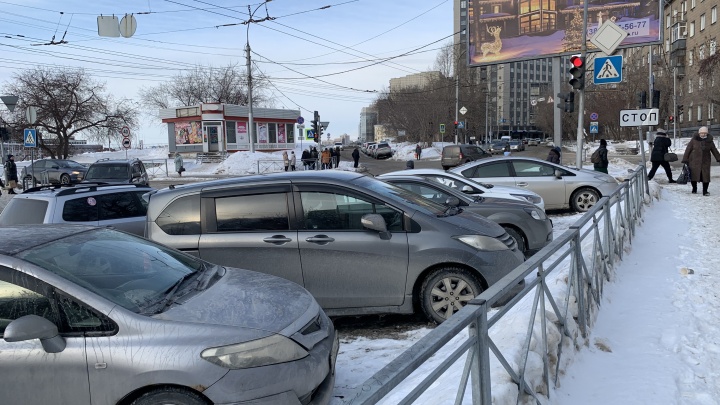 ГИБДД эвакуировала машину сибирячки с законной муниципальной парковки — как так вышло и где эта стоянка